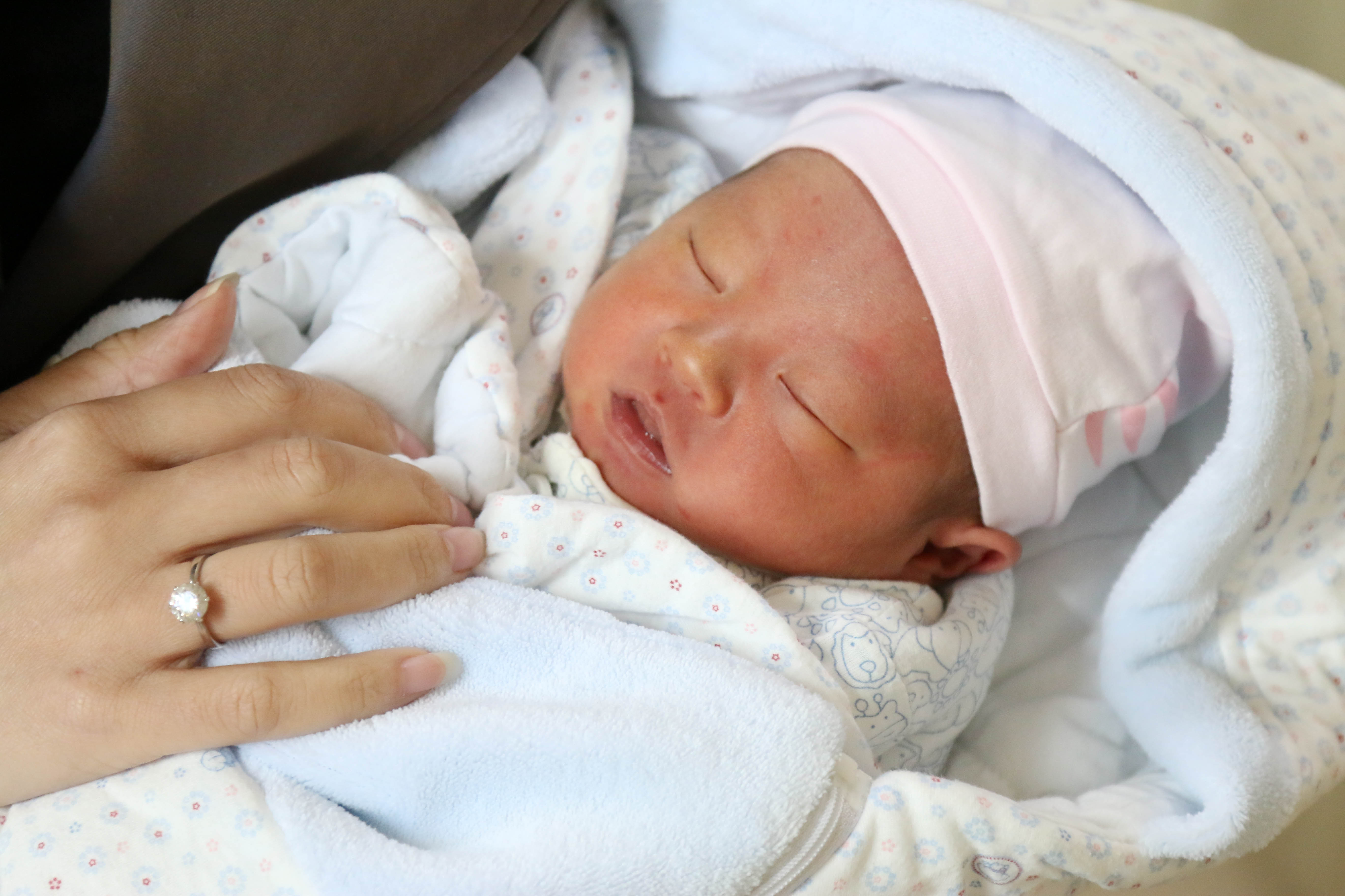 恭喜高龄妈妈吴小姐喜得小公